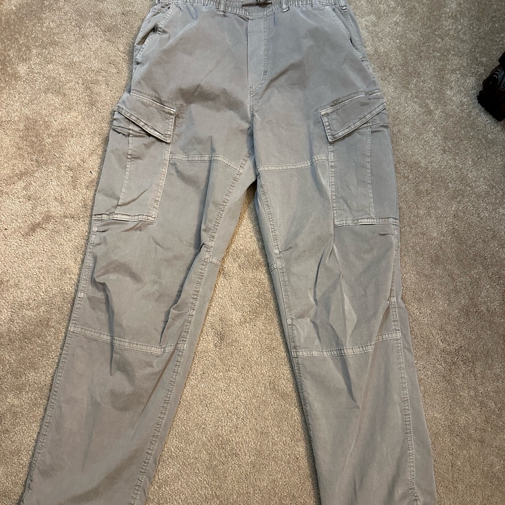 American Eagle Cargo Pants. Size Men’s Small NEW without tags.